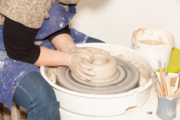 Operatori di rettificatrici per pasta ceramica industria ceramica